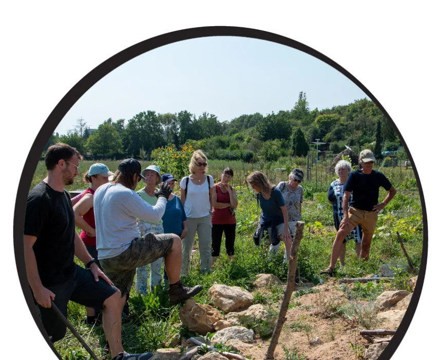 Workshop-Teilnehmer beim Anlegen eines Sandarium für mehr Biodiversität.