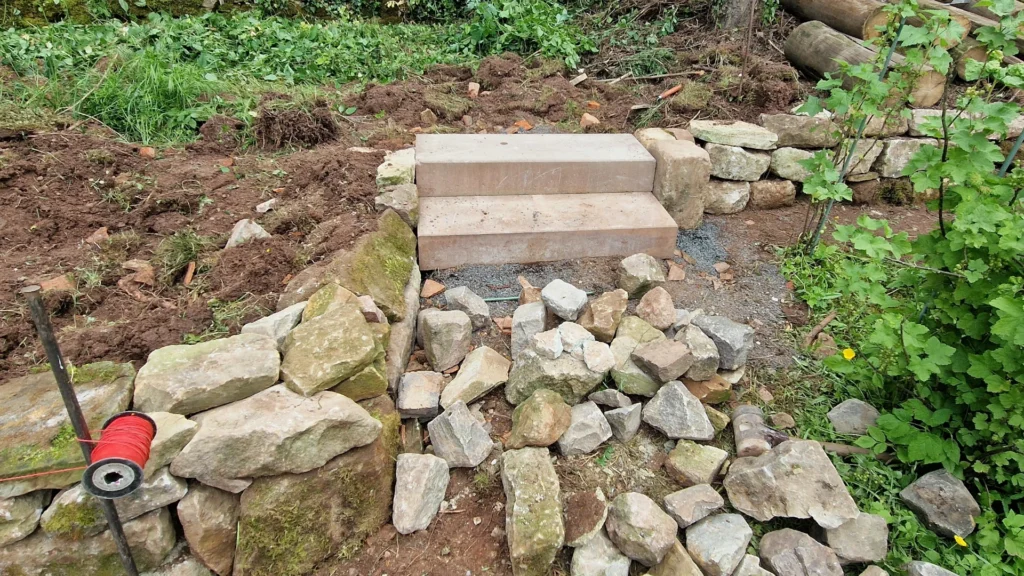 Treppenbau in die Mauer integriert